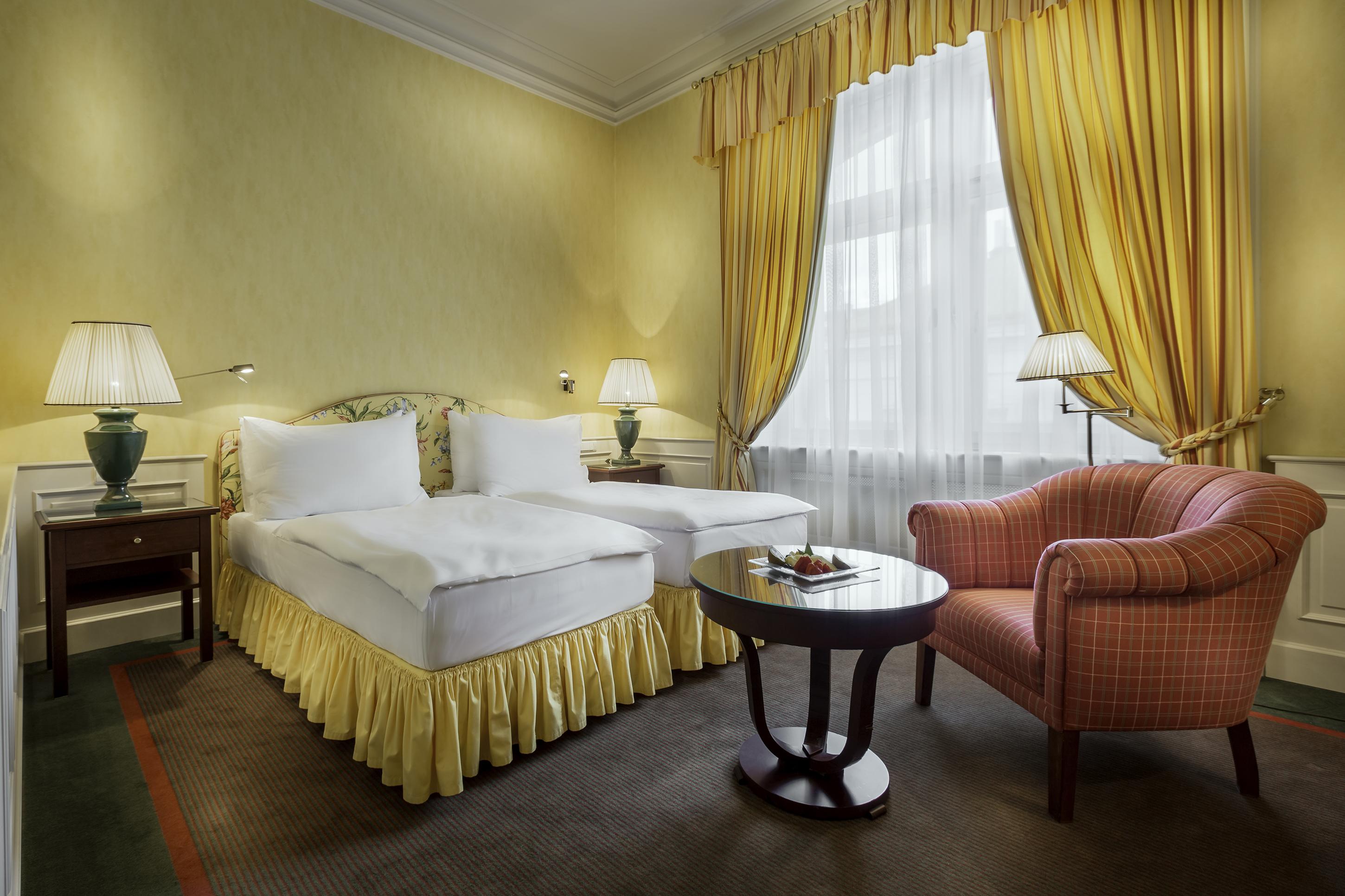 Le Palais Art Hotel Praga Exterior foto A room at the hotel