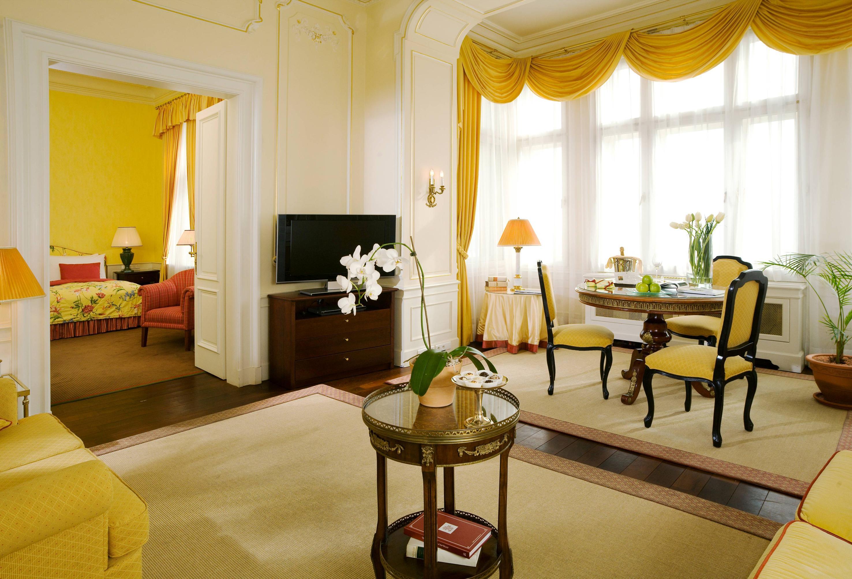 Le Palais Art Hotel Praga Quarto foto A suite at the hotel