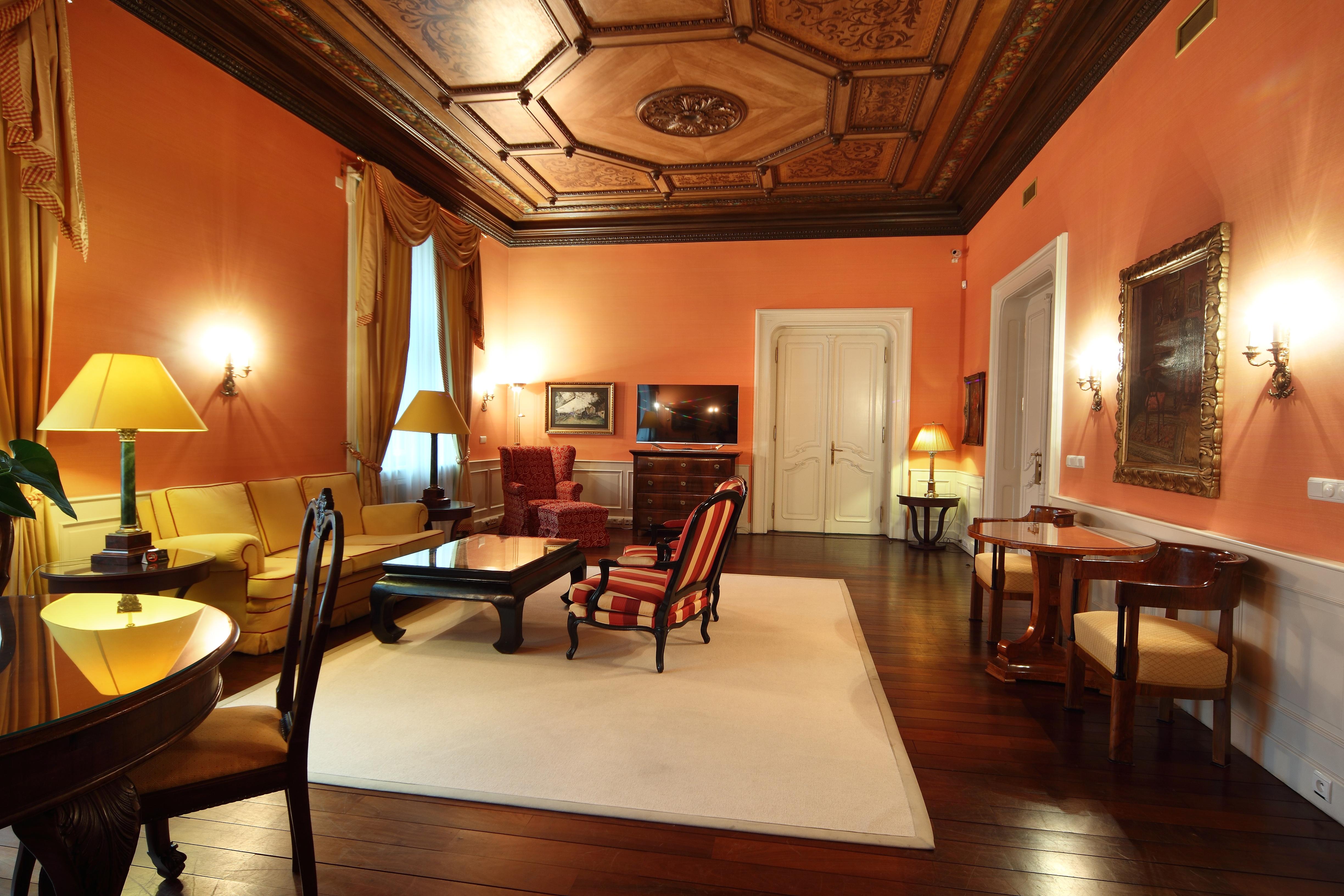 Le Palais Art Hotel Praga Exterior foto The living room of the presidential suite