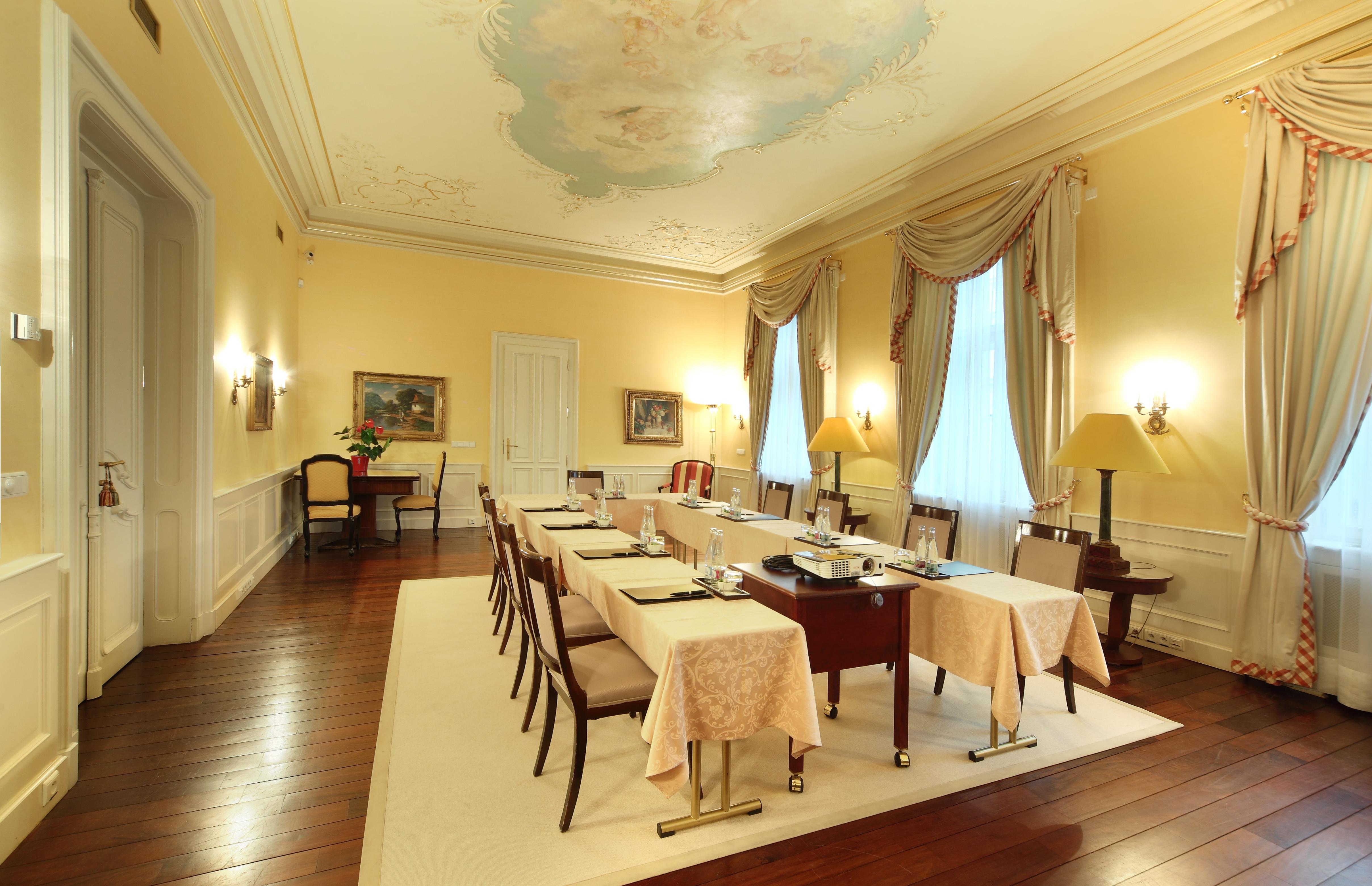 Le Palais Art Hotel Praga Exterior foto The boardroom