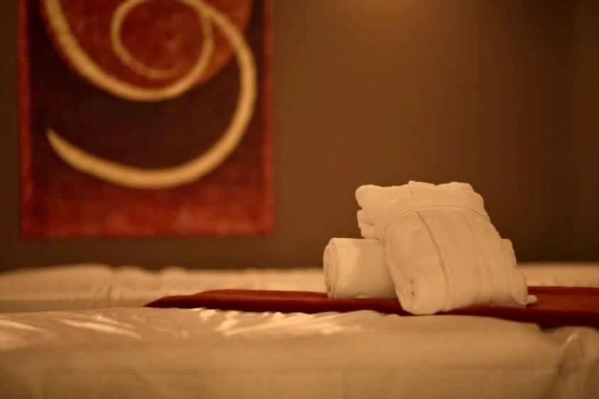 Le Palais Art Hotel Praga Exterior foto A folded towel on a bed