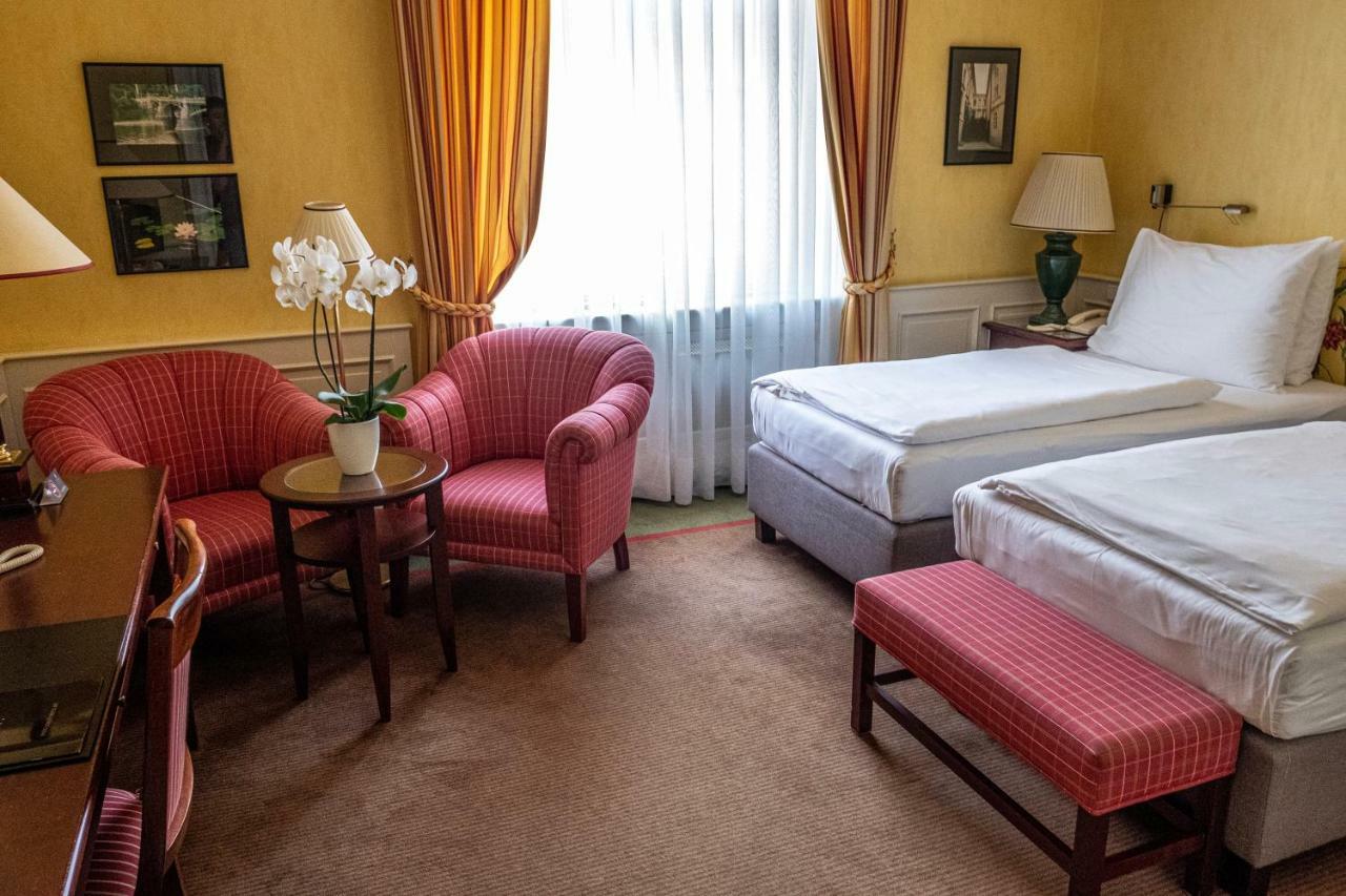 Le Palais Art Hotel Praga Exterior foto A room at the hotel