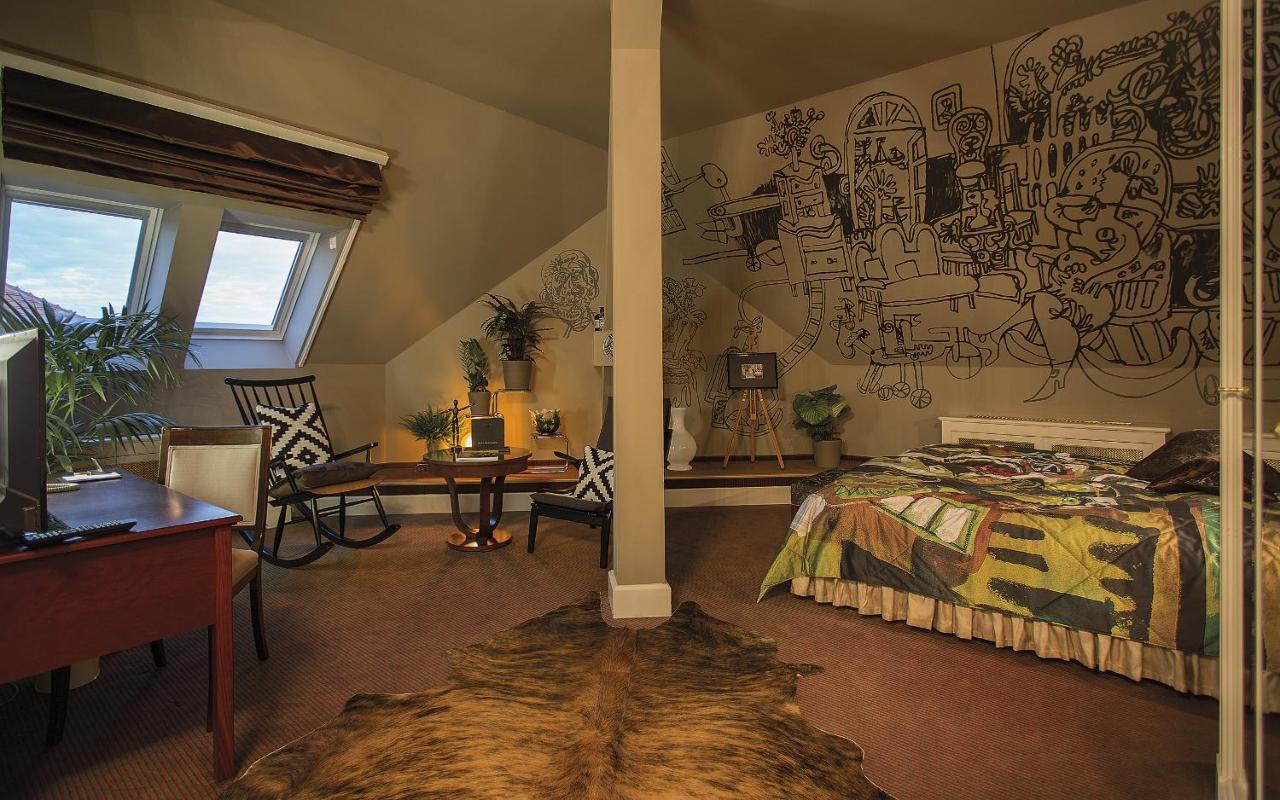 Le Palais Art Hotel Praga Exterior foto A room at the Inn