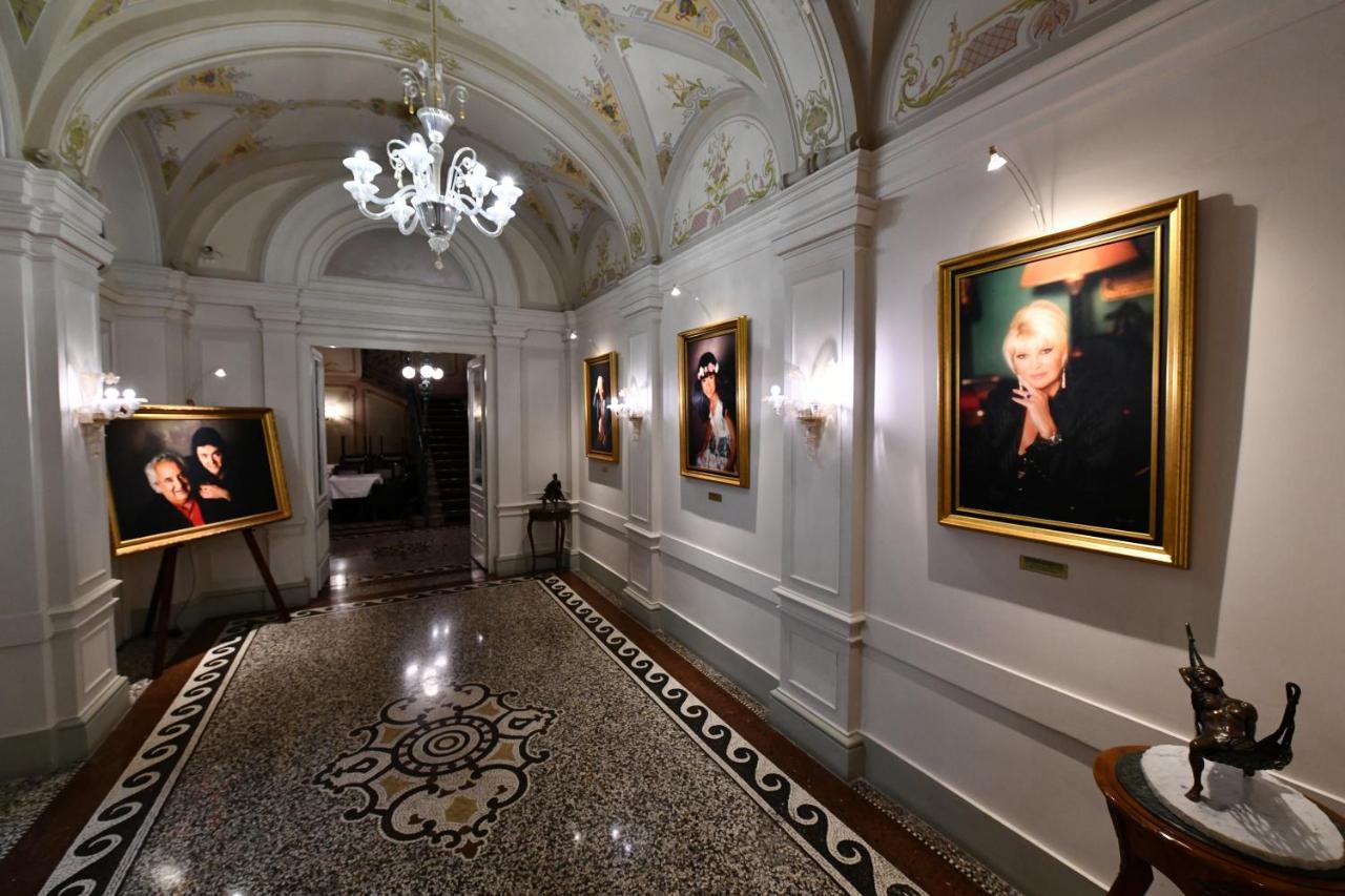 Le Palais Art Hotel Praga Exterior foto The 2010 exhibition of portraits of the Thai King at the Grand Palace
