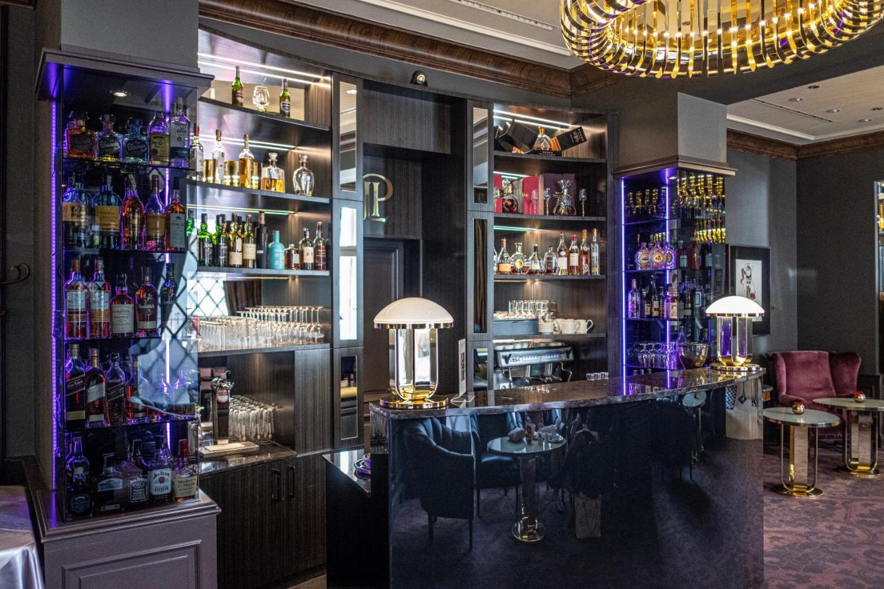 Le Palais Art Hotel Praga Exterior foto The bar at the 2018 edition of the World Economic Forum